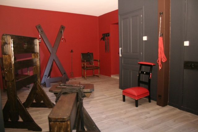 Donjon du Refuge Des Extases, un des gites BDSM de l'Antre Des Vices proche de Valence Donjon du Refuge Des Extases, un des gites BDSM de l'Antre Des Vices proche de Valence