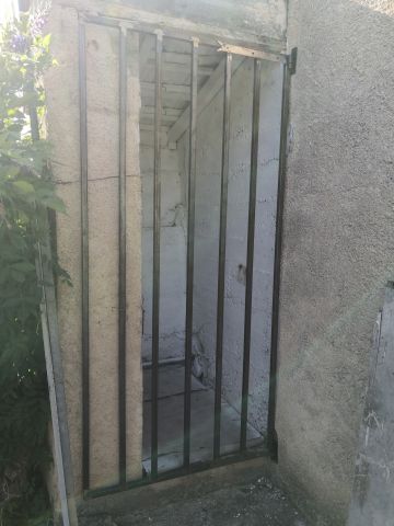 grille d'un des cachot de l'Antre Des Vices, gites BDSM proche de Valence grille d'un des cachot de l'Antre Des Vices, gites BDSM proche de Valence